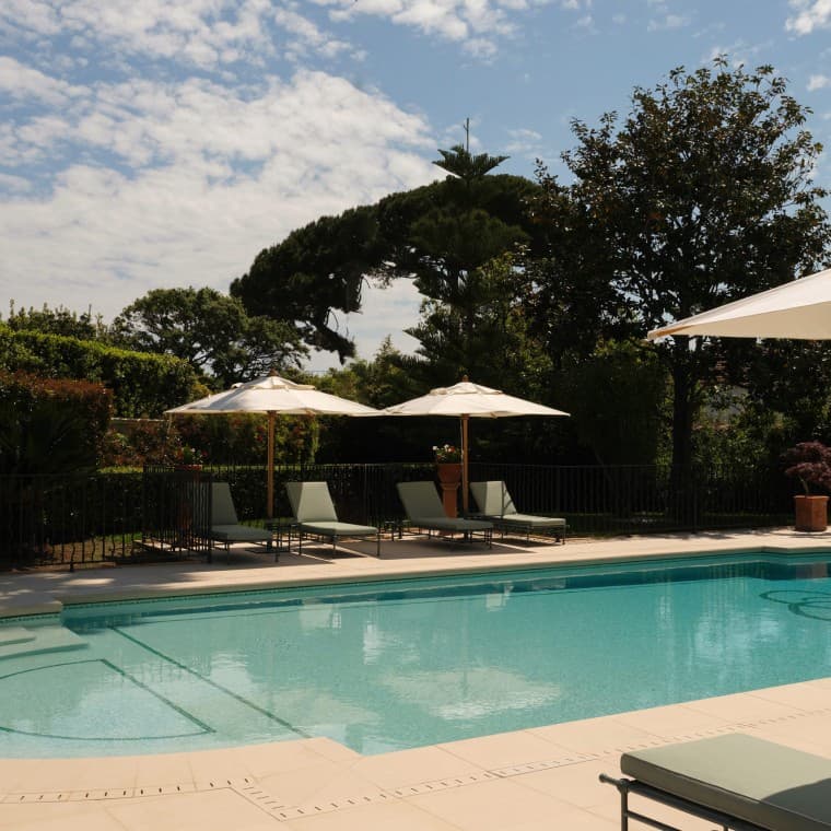 Uma piscina no jardim mediterrânico em frente à Villa Miraé (© Marion Butet Studio) Uma piscina no jardim mediterrânico em frente à Villa Miraé (© Marion Butet Studio)