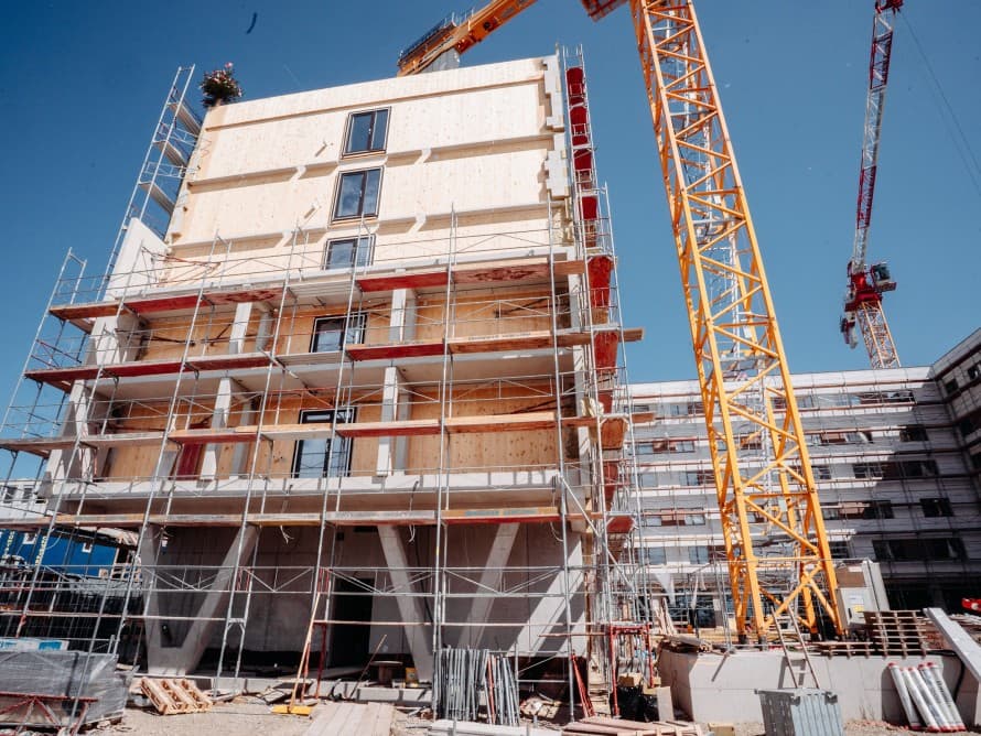 O método de construção híbrida em madeira estabelece novos padrões em termos de tempo de construção, graças ao elevado grau de pré-fabricação (© Tobias Singer)
