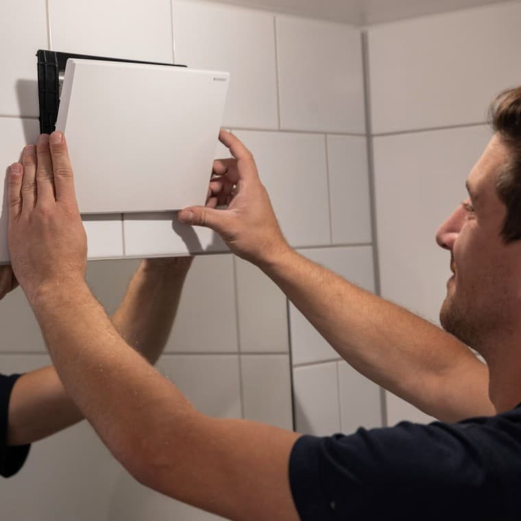 Placa de cobertura Geberit para unidades de descarga higiénicas em branco alpino Placa de cobertura Geberit para unidades de descarga higiénicas em branco alpino