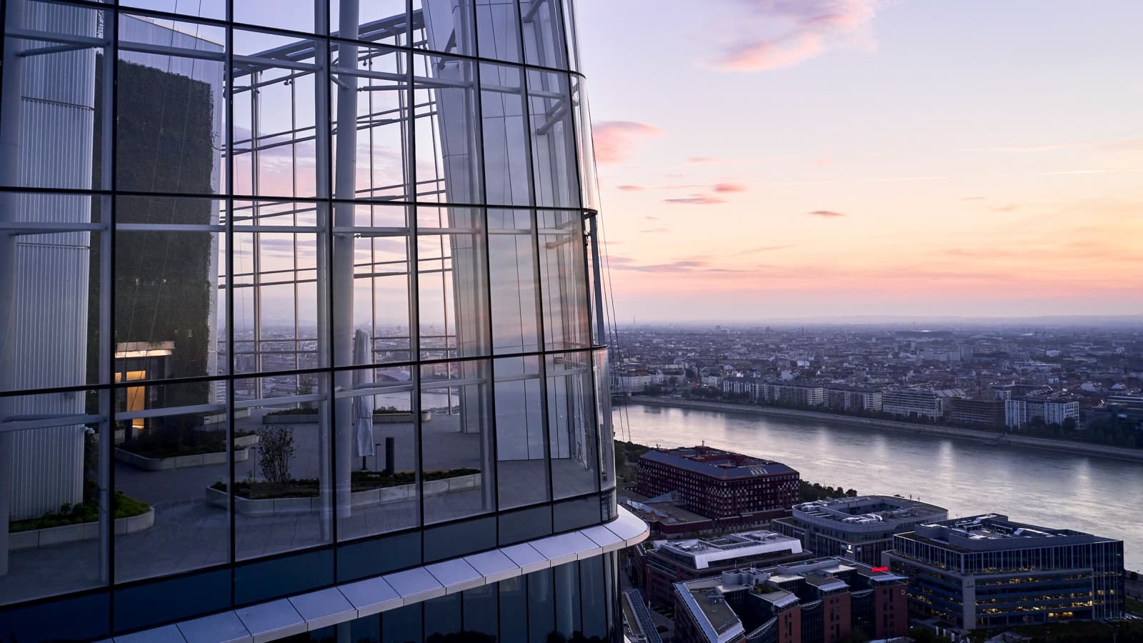 O terraço da cobertura oferece uma visão aberta do Donau e de Budapeste (© MOL Gruppe) O terraço da cobertura oferece uma visão aberta do Donau e de Budapeste (© MOL Gruppe)