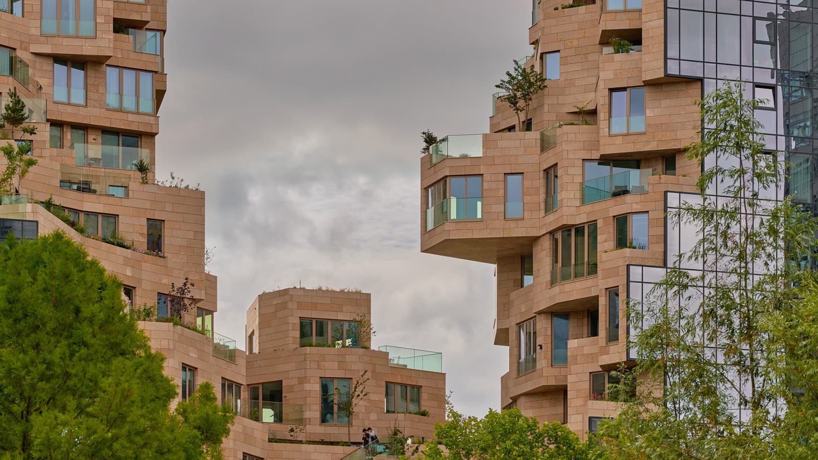 Ainda nua, a fachada brevemente ficará verde: crescem aqui 155 variedades de plantas (© Marcel Steinbach) Ainda nua, a fachada brevemente ficará verde: crescem aqui 155 variedades de plantas (© Marcel Steinbach)