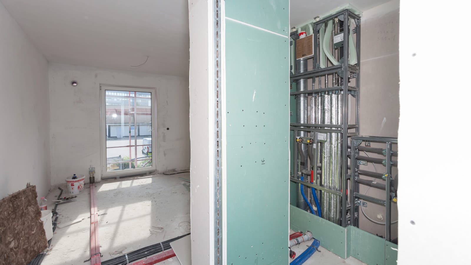 A pré-montagem industrial com Geberit GIS das paredes sanitárias para o sistema completo de abastecimento e evacuação encurtou o tempo de construção em três meses (© Geberit) A pré-montagem industrial com Geberit GIS das paredes sanitárias para o sistema completo de abastecimento e evacuação encurtou o tempo de construção em três meses (© Geberit)