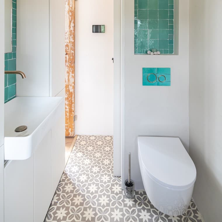 Tudo para a casa de banho pequena: WC, placa de descarga e lavatório são da Geberit (© Chiela van Meerwijk) Tudo para a casa de banho pequena: WC, placa de descarga e lavatório são da Geberit (© Chiela van Meerwijk)