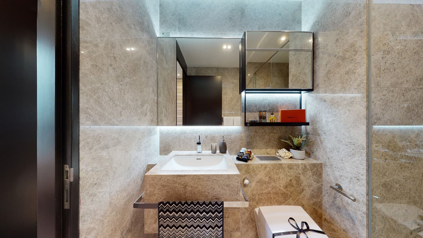 As sanitas com sistema integrado de lavagem Geberit AquaClean proporcionam luxo adicional nas casas de banho principais (© Guocoland Limited) As sanitas com sistema integrado de lavagem Geberit AquaClean proporcionam luxo adicional nas casas de banho principais (© Guocoland Limited)