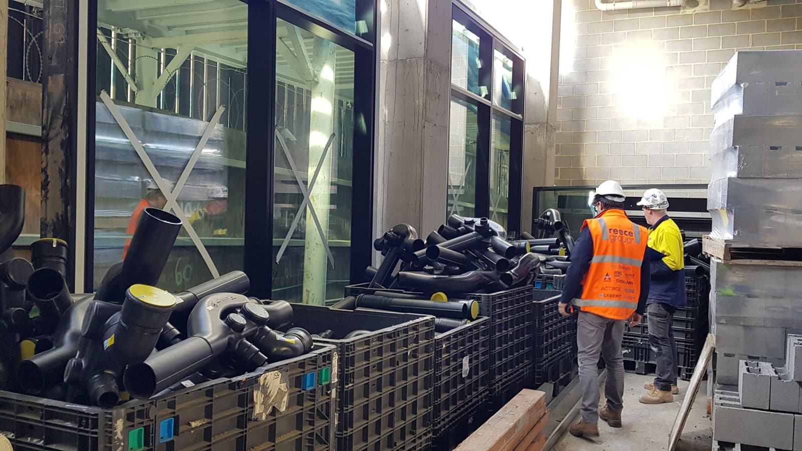 Geberit SuperTube para abastecimento de água de drenagem (© Peter Casamento, Marc Williams) Geberit SuperTube para abastecimento de água de drenagem (© Peter Casamento, Marc Williams)