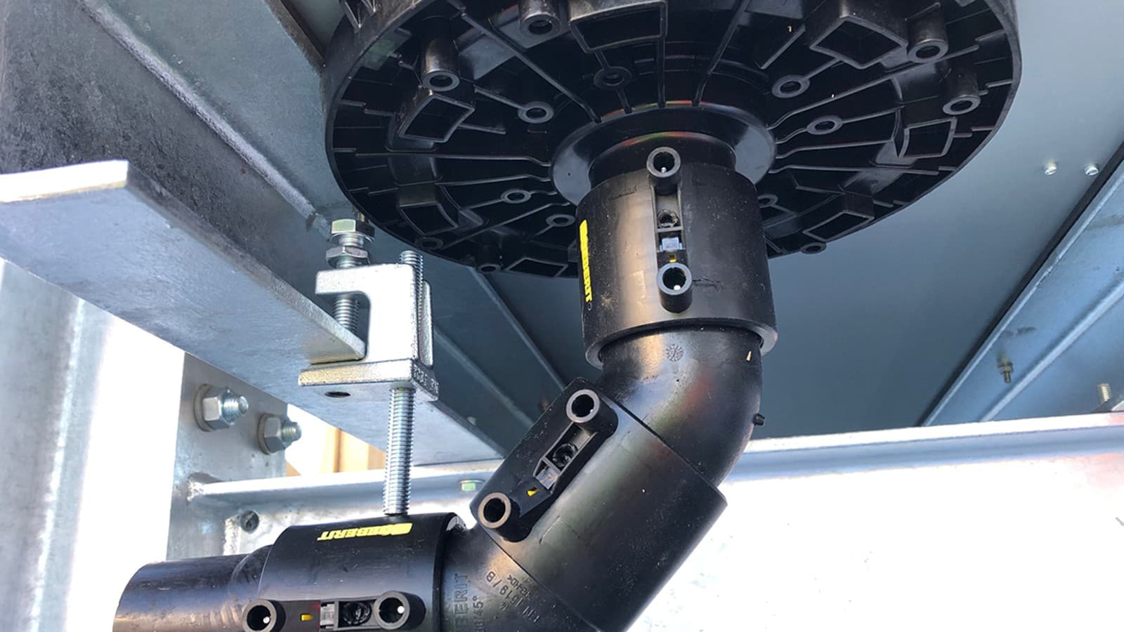 Sistema de drenagem de águas pluviais Pluvia (© Geberit) Sistema de drenagem de águas pluviais Pluvia (© Geberit)