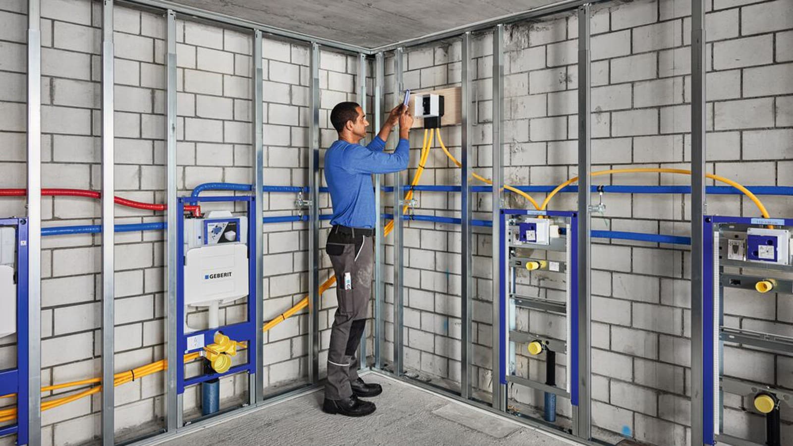 Montagem de tubos para cablagem e da caixa de instalação no sistema Geberit Duofix. Montagem de tubos para cablagem e da caixa de instalação no sistema Geberit Duofix.