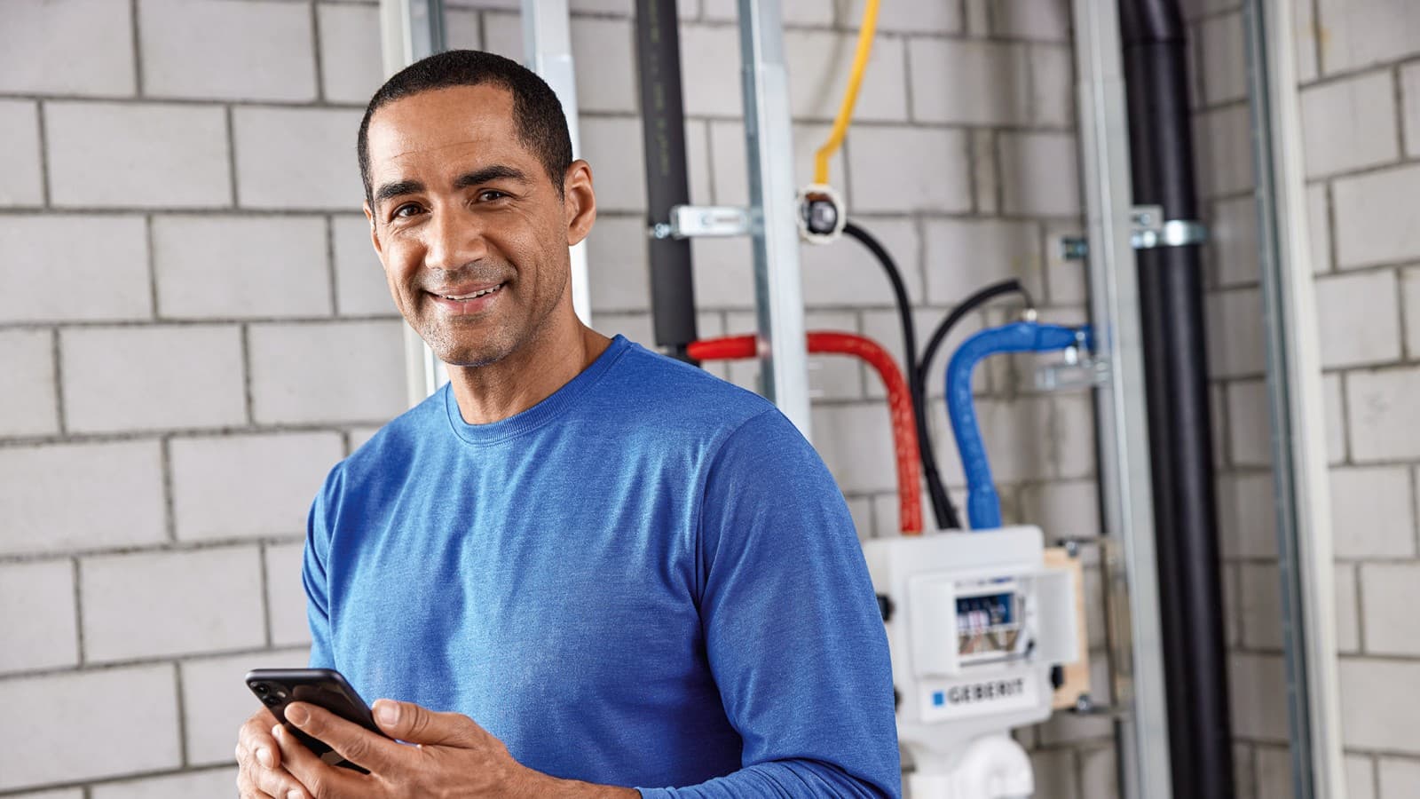 O canalizador configurou a unidade de descarga higiénica Geberit HS50 com a aplicação Geberit Control (© Geberit) O canalizador configurou a unidade de descarga higiénica Geberit HS50 com a aplicação Geberit Control (© Geberit)