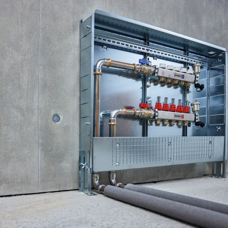 Em sistemas de sistema de distribuição de água para tubos de aquecimento na área do chão, bem como para radiadores e aquecedores Em sistemas de sistema de distribuição de água para tubos de aquecimento na área do chão, bem como para radiadores e aquecedores