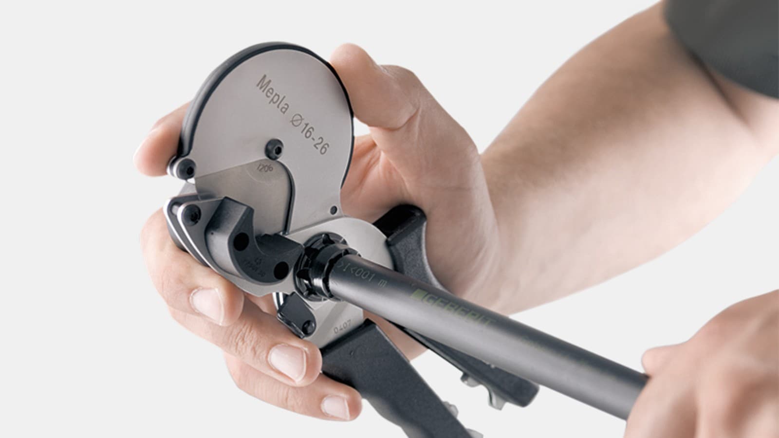 Corte de tubos no comprimento desejado e remoção de rebarbas com uma única ferramenta Corte de tubos no comprimento desejado e remoção de rebarbas com uma única ferramenta